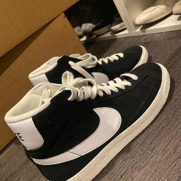 Black Nike Blazers worn once or twice! (Size youth 6, I’m a 7-7.5W and they fit) - Picture 6 of 6